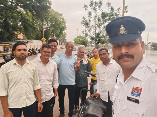 स्कूल वाहन चालकों को यातायात नियमों का कराया गया प्रशिक्षण
