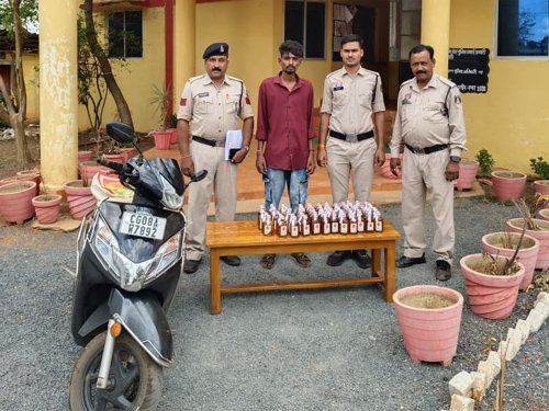डोंगरगांव में एक्टिवा से शराब तस्करी कर रहा तुमड़ीबोड का कोचिया गिरफ्तार; डेढ़ पेटी अंग्रेजी शराब जब्त