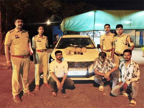 कार में 4 किलो गांजा लेकर जा रहे 3 युवक गिरफ्तार, 7.66 लाख का माल जब्त