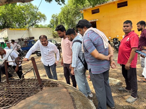 वार्ड 15 में निरीक्षण पर निकले महापौर : गंदगी देख बिफरे, कुएं की सफाई व पंप सुधारने के निर्देश