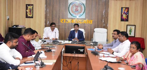 सीएम हेल्पलाइन 1076 में प्राप्त आवेदनों का प्राथमिकता के साथ समय-सीमा में करें गुणवत्तापूर्ण निराकरण : कलेक्टर