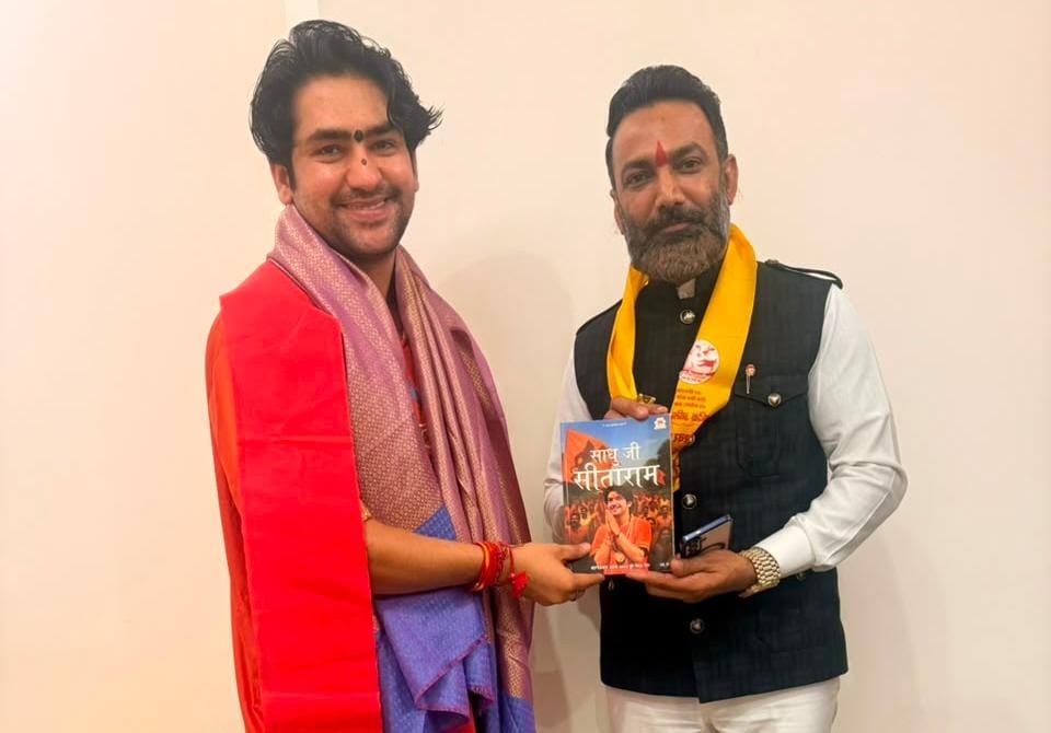 वीरेन्द्र सिंह तोमर से बागेश्वर धाम सरकार ने कहा : छत्तीसगढ़िया सबले बढिया !!