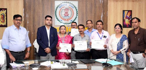 कलेक्टर ने उत्कृष्ट कार्यों के लिए प्राचार्यों एवं शिक्षकों को किया सम्मानित