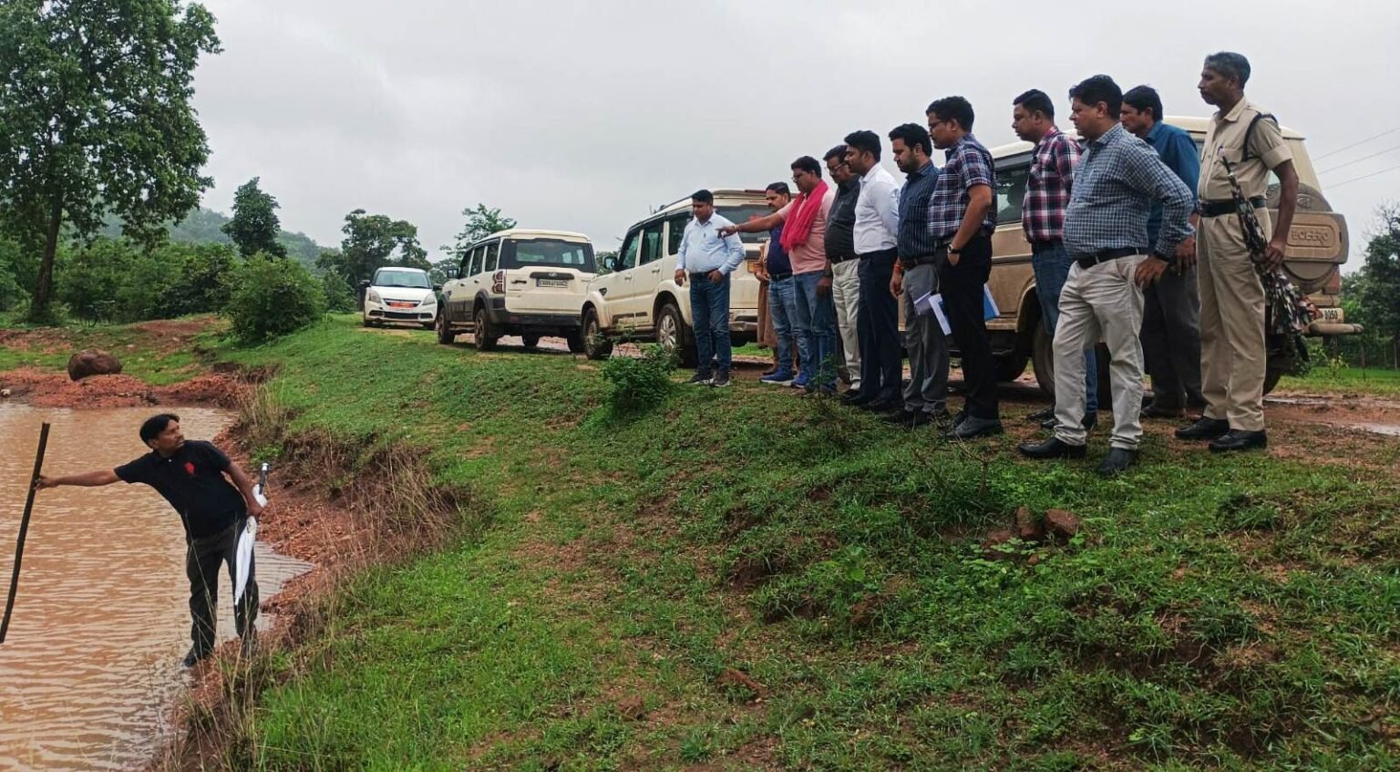 बोरतलाव हादसे की जांच तेज : अधिकारियों ने घटनास्थल का किया संयुक्त निरीक्षण, उत्खनन क्षेत्र का कराया सीमांकन