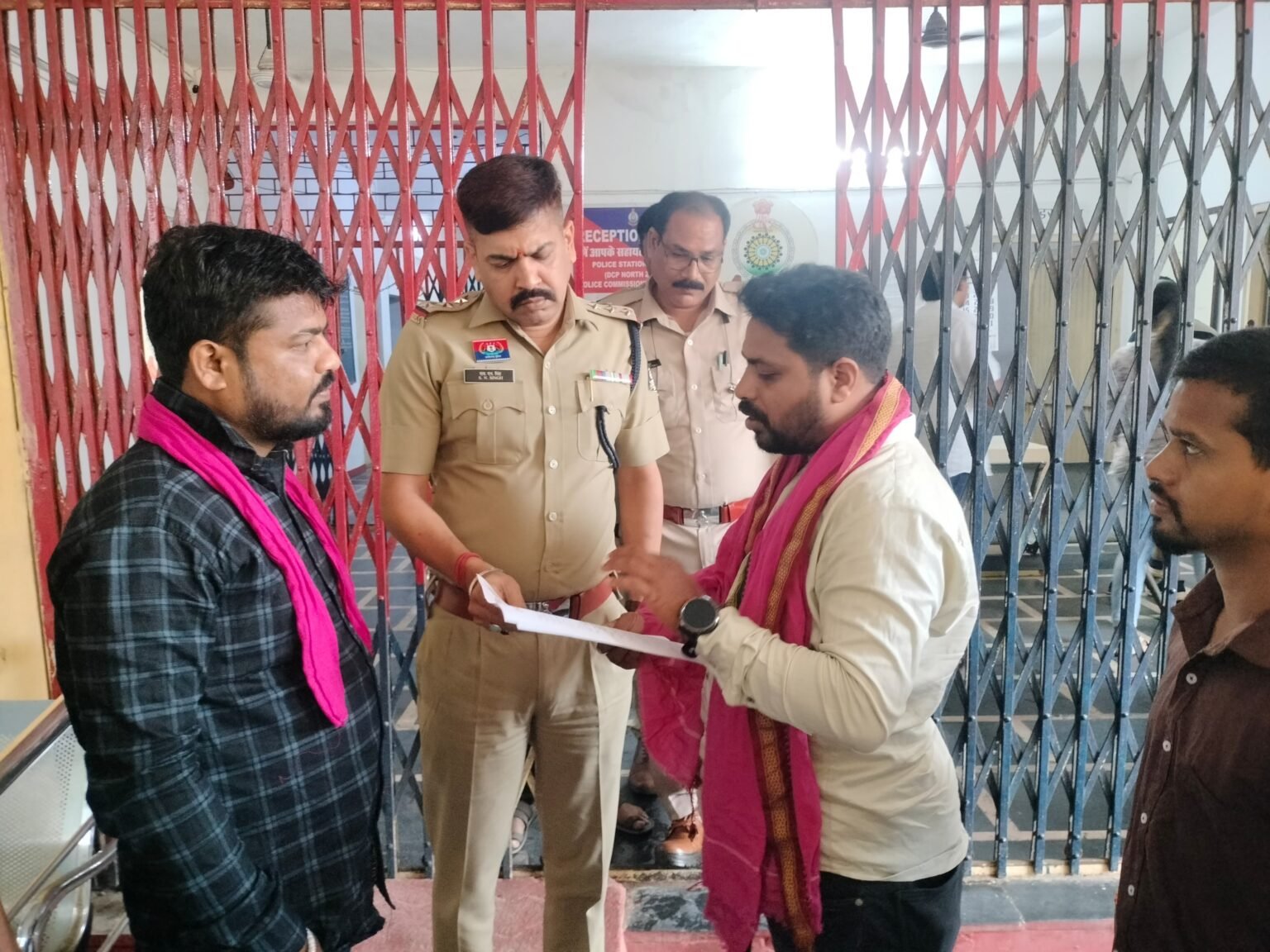 पंडरी मोवा थाना पहुंचे जोगी कांग्रेस नेता शमसुल, फर्जी चरित्र प्रमाण पत्र मामले में कोऑर्डिनेटर पर FIR की मांग