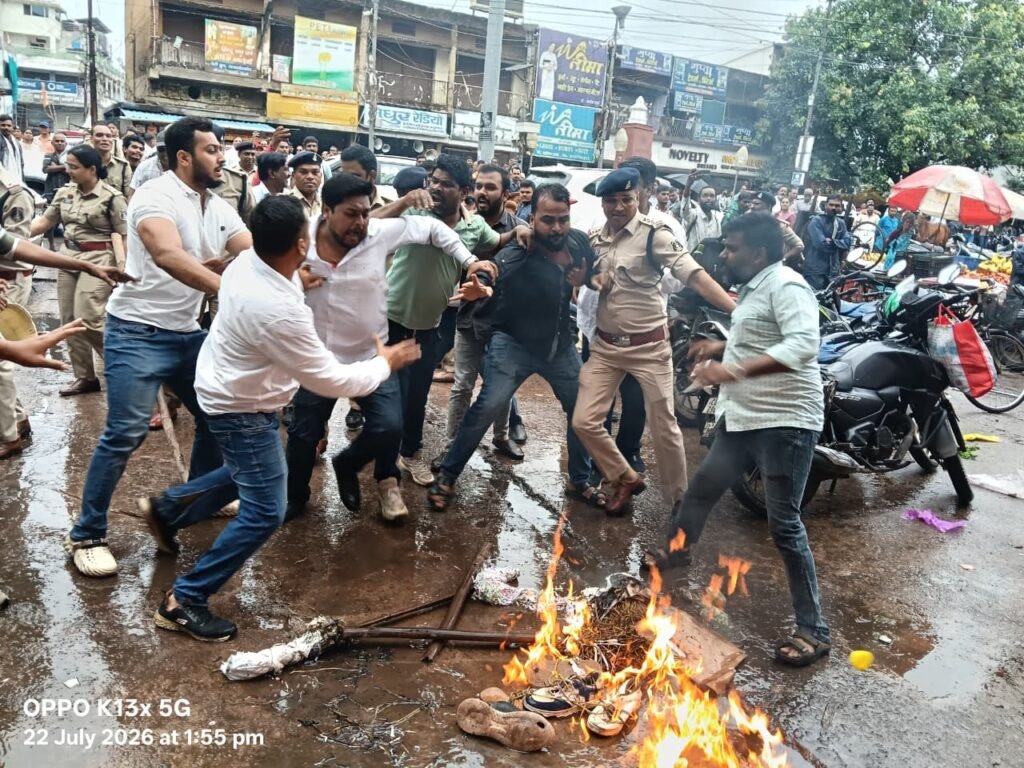 राहुल गांधी व मल्लिकार्जुन खड़गे की गिरफ्तारी के विरोध में कांग्रेस का प्रदर्शन, प्रधानमंत्री का पुतला फूंका
