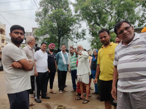 झमाझम बारिश से बेहाल राजनांदगांव, अमले के साथ सड़क पर उतरे महापौर व आयुक्त