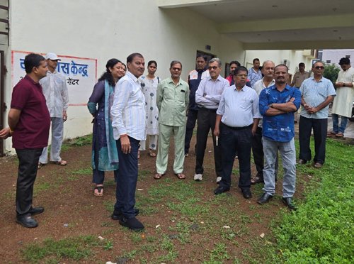 महापौर व आयुक्त ने संभाला मोर्चा, चिखली दीनदयाल नगर में जलभराव की समस्या का जायजा लिया